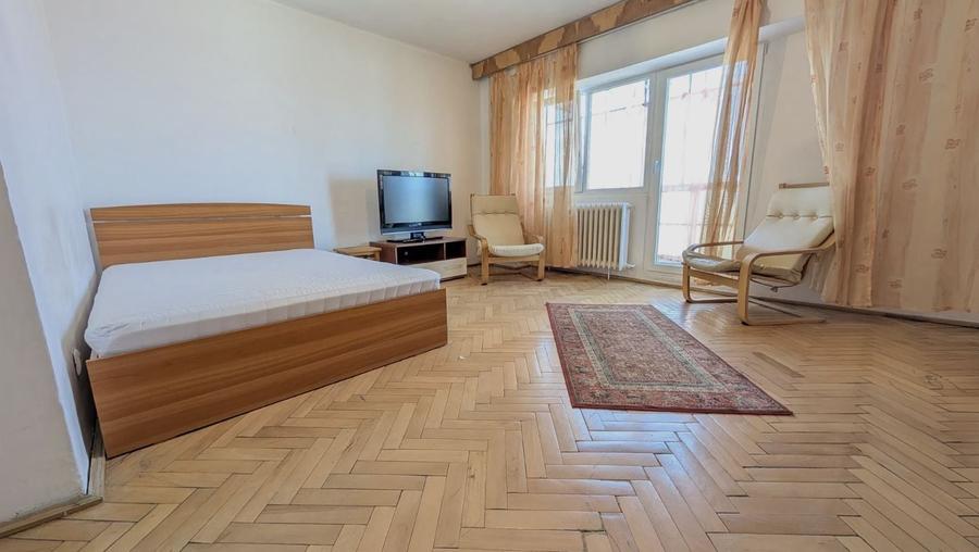 Garsonieră decomandată în Lunei