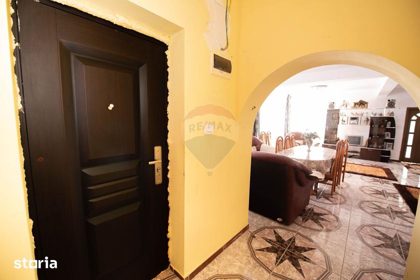 Casă cu 7 camere cu Teren 466 Mp în Central
