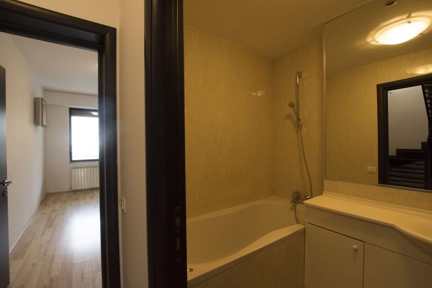 Penthouse cu 5 camere decomandat, mobilat în Herăstrău