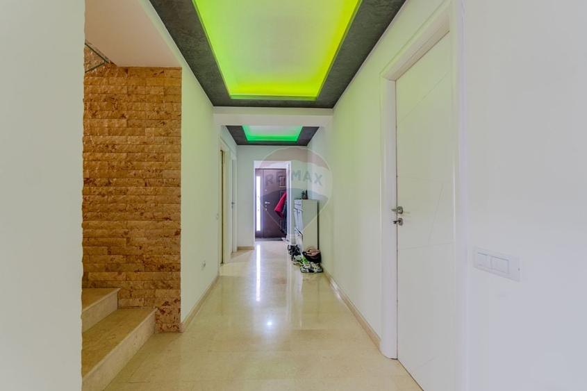 Casă cu 9 camere cu Teren 463 Mp în Stupini