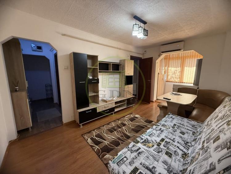 Apartament cu 3 camere semidecomandat, mobilat în Craiovița Nouă