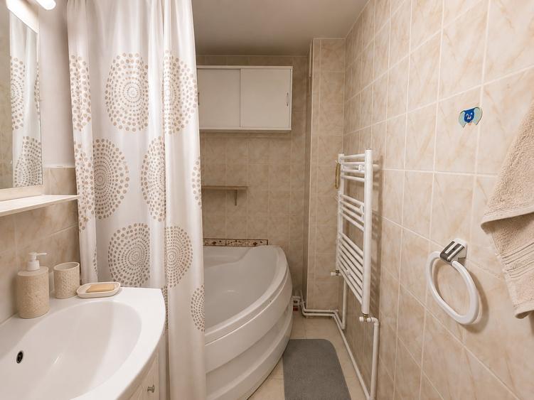 Apartament cu 3 camere decomandat, mobilat în Sebastian