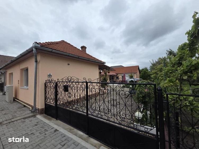Casă cu 4 camere cu Teren 1100 Mp în Central