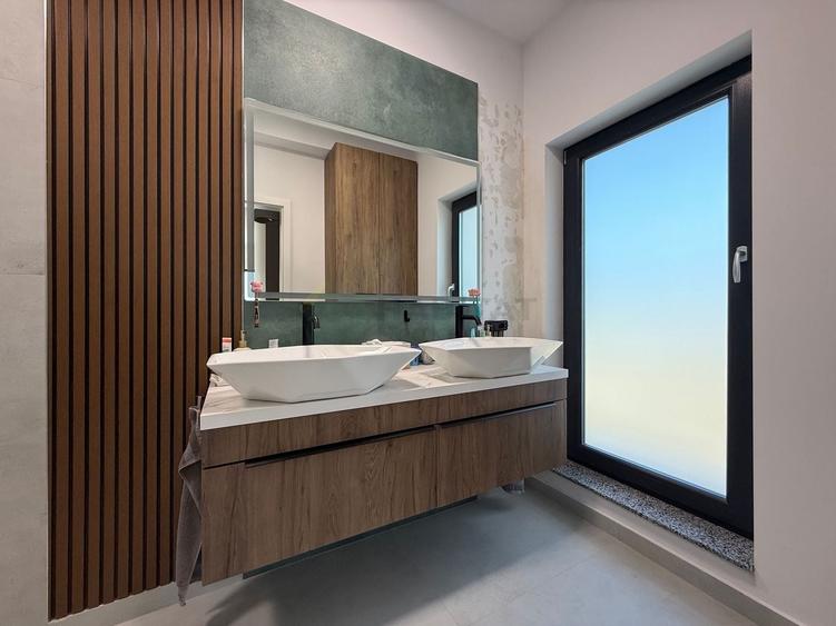 Casă individuală cu 4 camere cu Piscina în Tunari