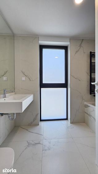 Apartament cu 3 camere, mobilat în Tei