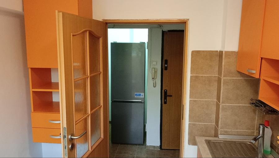 Apartament cu 3 camere semidecomandat în Titan