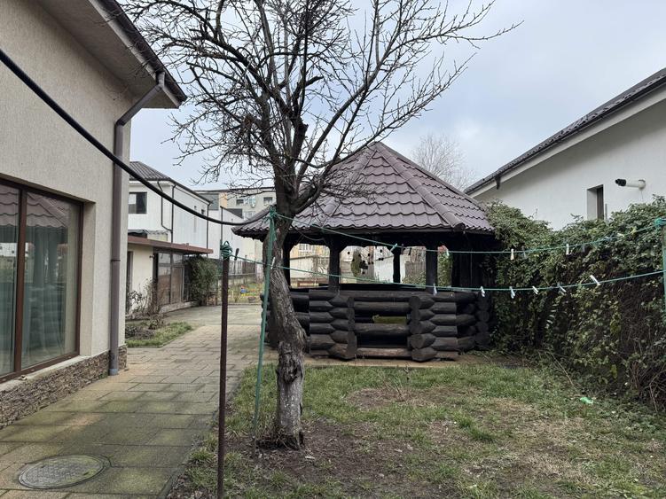 Casă individuală cu 6 camere cu Canalizare în Central