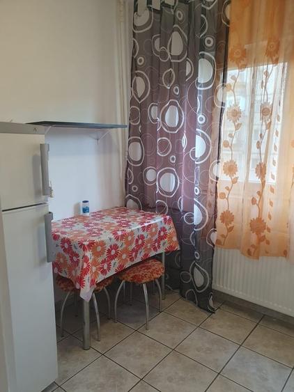 Garsonieră decomandată în Gorjului
