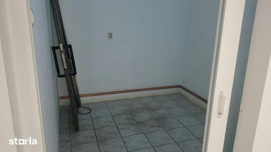 Spațiu comercial, de 70 mp, în Podu Roș