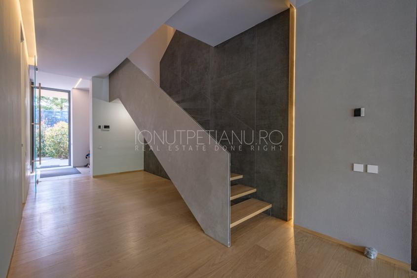 Casă individuală cu 6 camere cu Piscina în Iancu Nicolae