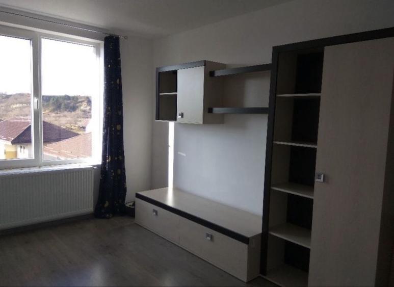 Apartament cu 3 camere decomandat în Florești