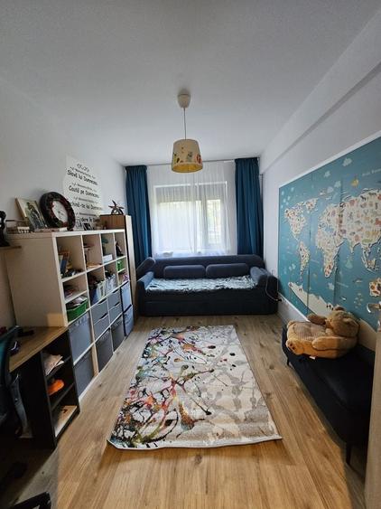 Apartament cu 3 camere semidecomandat, mobilat în Băneasa