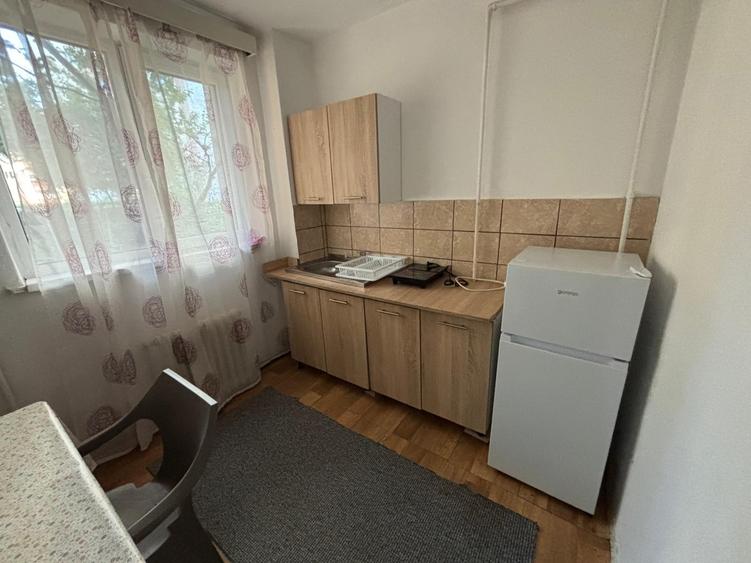 Grivitei decomandat parter/8 mobilat+utilat 300 euro - 4