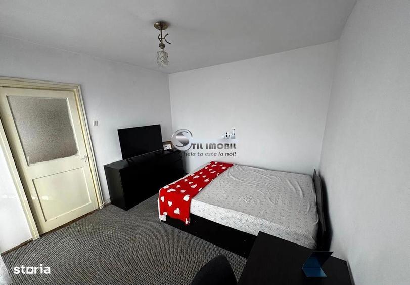 Apartament cu 3 camere semidecomandat în Podu Roș