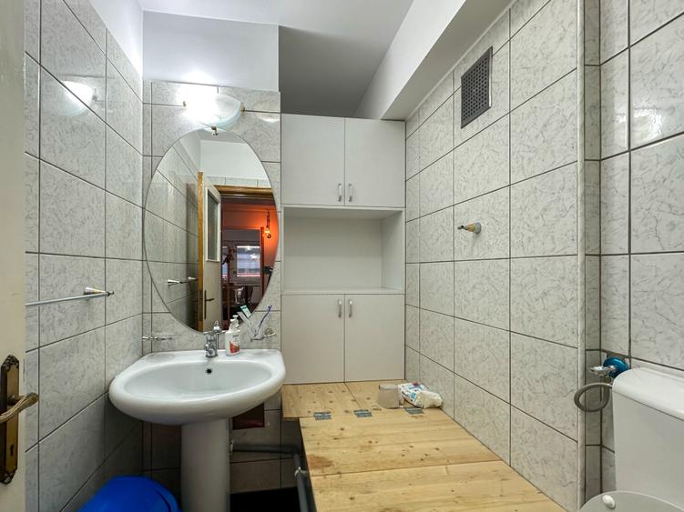 Apartament cu 6 camere semidecomandat în Primăverii