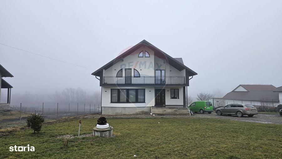 Casă cu 4 camere în Moara