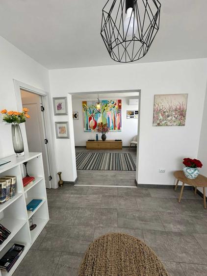 Apartament cu 3 camere decomandat în Sârbi