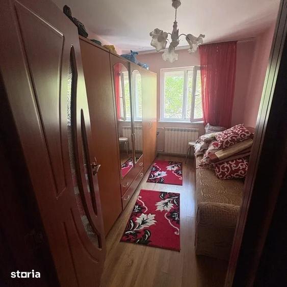 Apartament cu 3 camere semidecomandat în Craiovița Nouă