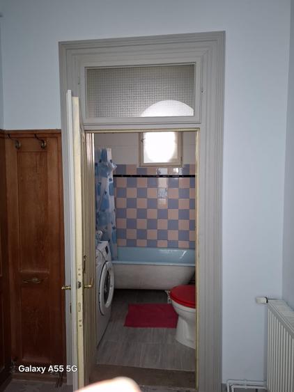 Apartament cu 3 camere semidecomandat în Schei