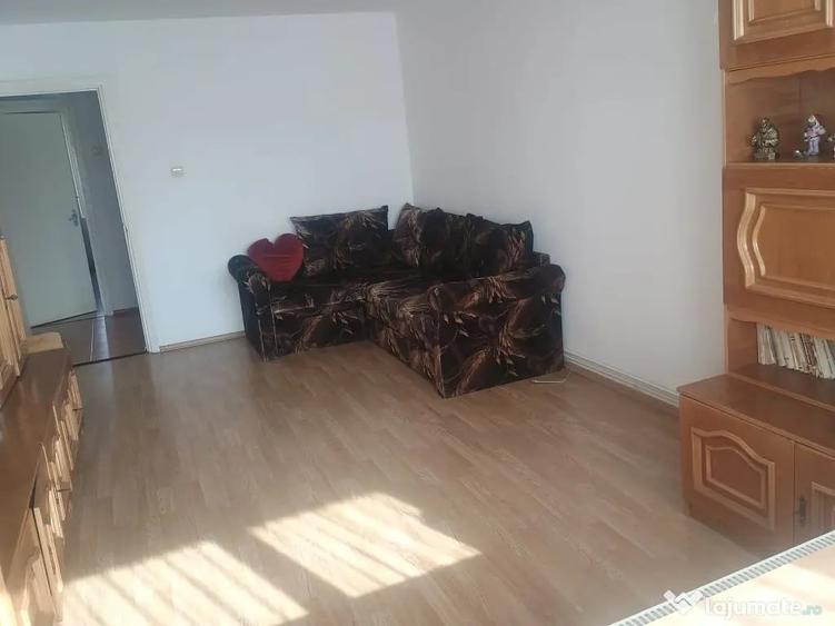 Apartament cu 2 camere decomandat în Tractorul