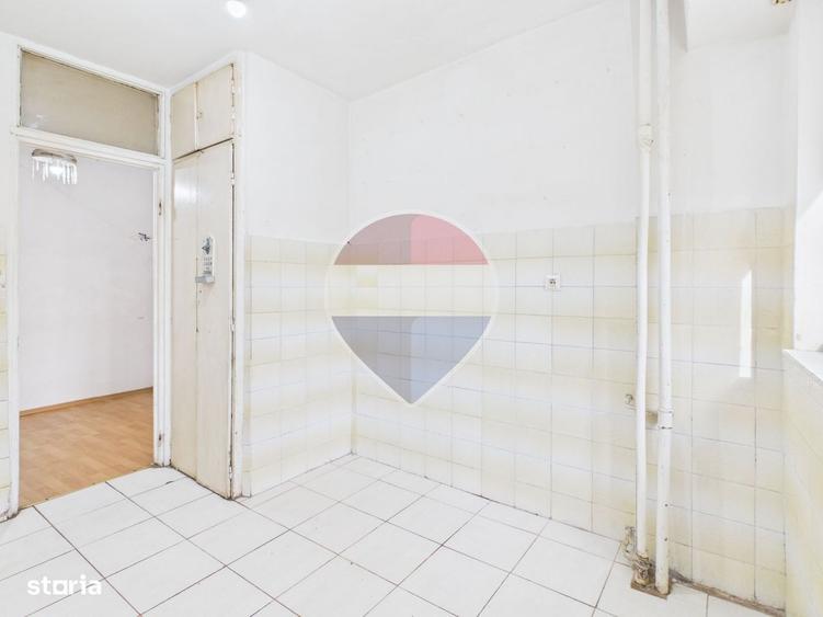 Apartament cu 3 camere semidecomandat în Crângași