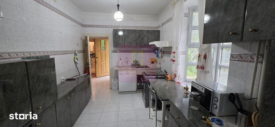 Casă cu 6 camere cu Teren 5116 Mp în Cornu