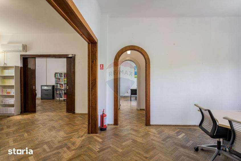 Apartament cu 5 camere în Romană