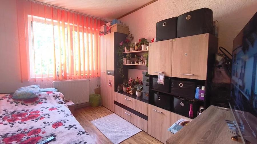 Apartament cu 3 camere semidecomandat în Gojdu