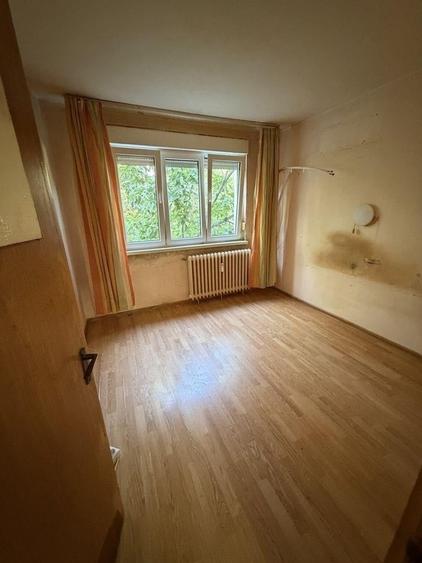 Apartament cu 3 camere semidecomandat în Berceni