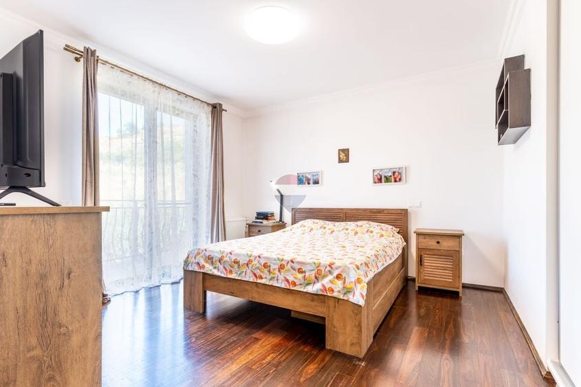 Casă individuală cu 5 camere cu Teren 1065 Mp în Rădaia
