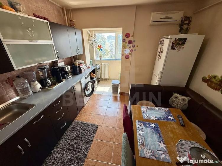 Apartament cu 3 camere semidecomandat în Craiovița Nouă