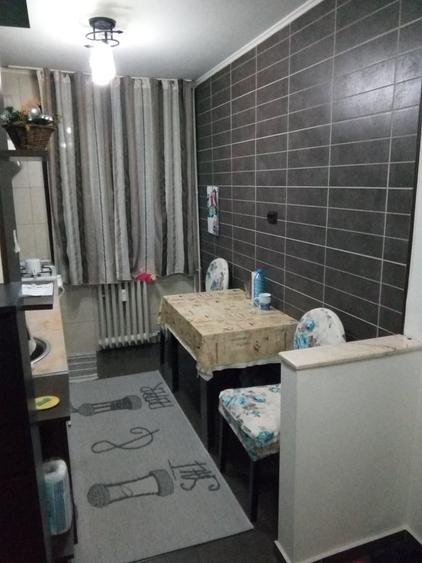 Apartament cu 3 camere semidecomandat în Teiul Doamnei