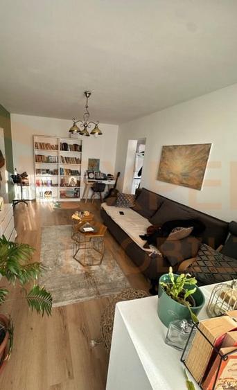 Apartament cu 3 camere semidecomandat, mobilat în Dacia