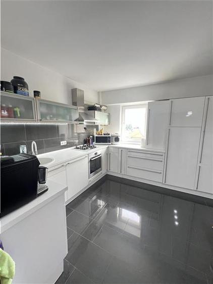 Apartament cu 3 camere semidecomandat, mobilat în Turnișor