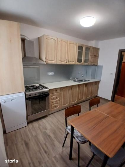 Apartament cu 3 camere decomandat în Livezi