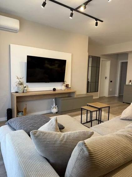 Apartament cu 3 camere semidecomandat, mobilat în Florești