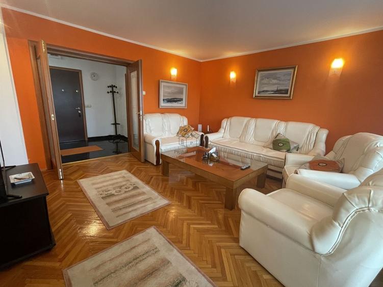 Apartament cu 3 camere decomandat, mobilat în Victoriei