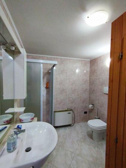 Casă individuală cu 8 camere cu Canalizare în Balotești