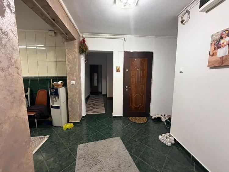 Apartament cu 4 camere semidecomandat, mobilat în Dristor