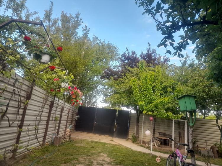 Casă cu 4 camere în Romanești