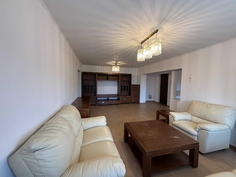 Apartament cu 3 camere decomandat în Libertății