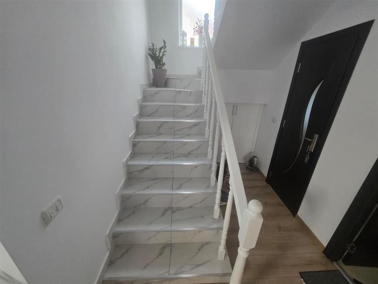 Casă individuală cu 4 camere cu Garaj în Moara Nica