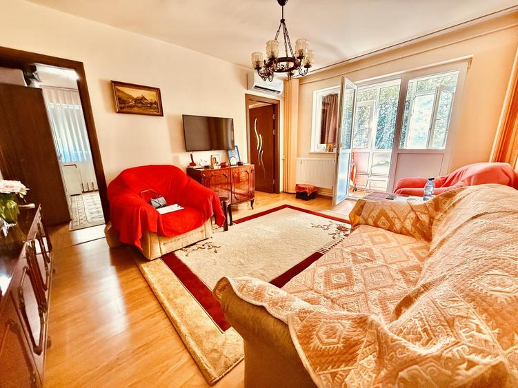 Apartament cu 3 camere semidecomandat în