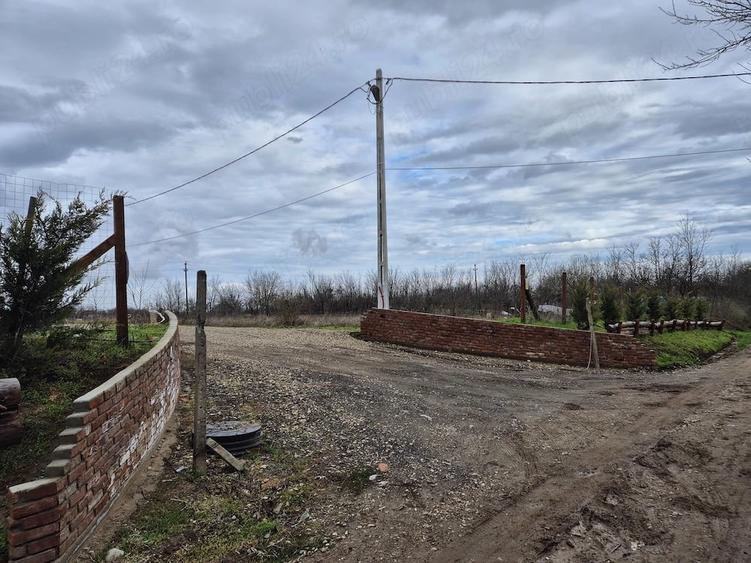 Teren de 2400 mp, în Cârlomănești