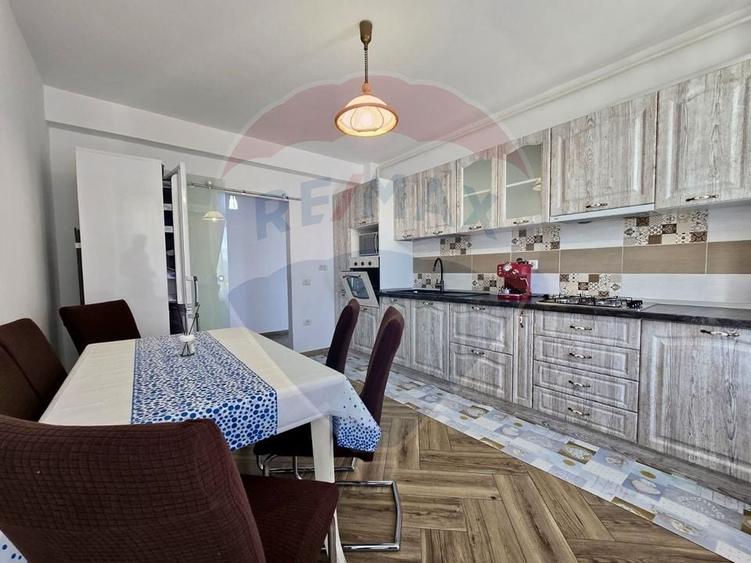 Apartament cu 3 camere decomandat în Cristian