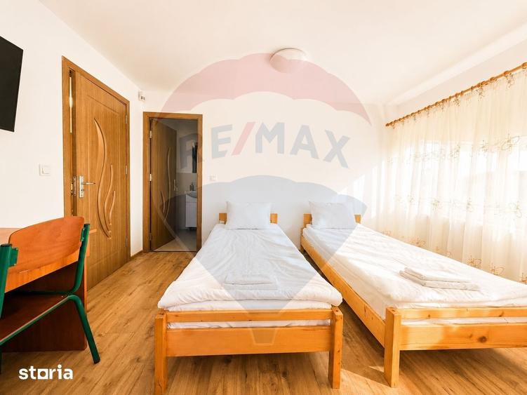 Casă cu 9 camere cu Teren 472 Mp în CFR