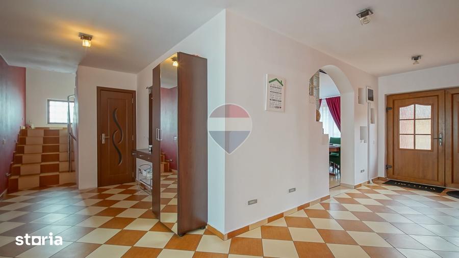Casă cu 7 camere cu Teren 300 Mp în Central