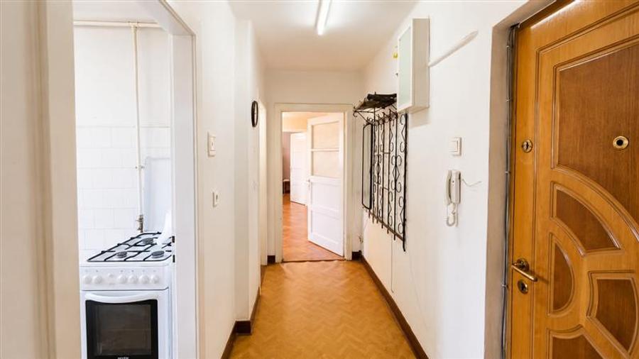 Apartament cu 3 camere semidecomandat în Semicentral