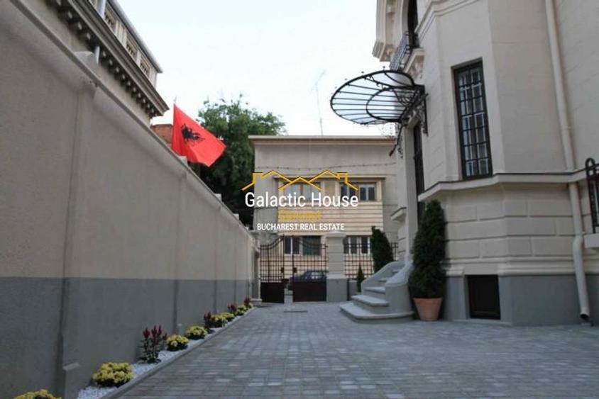 Casă individuală cu 14 camere cu Teren 320 Mp în Central
