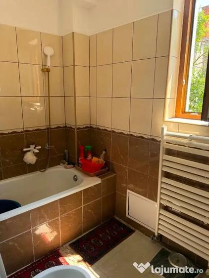 Apartament cu 3 camere semidecomandat în Andrei Mureșanu